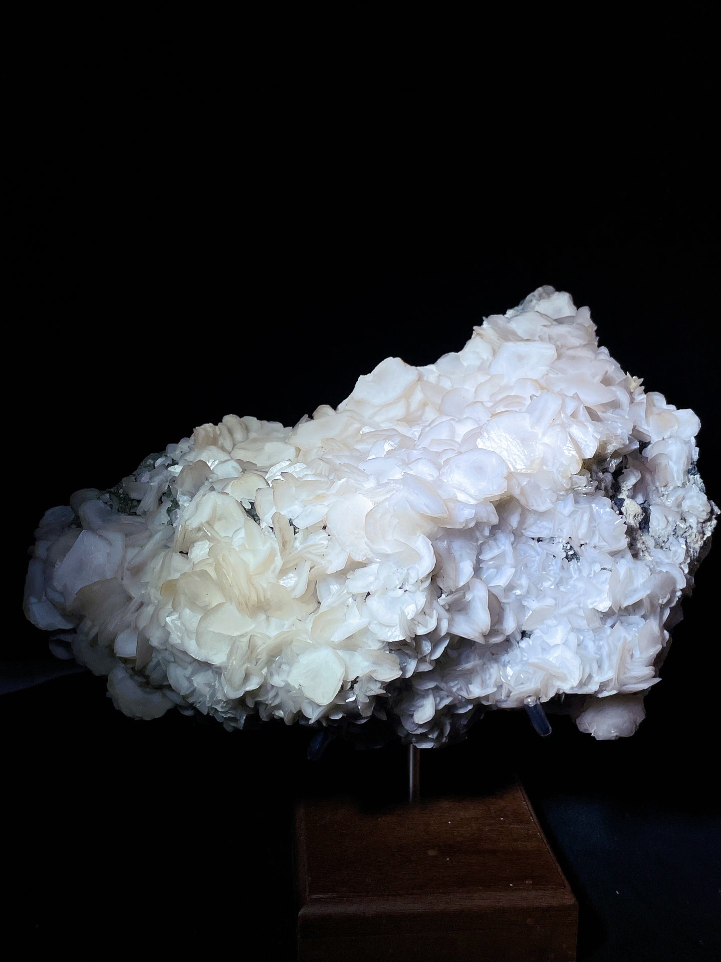 petal calcite specimen Hubei China