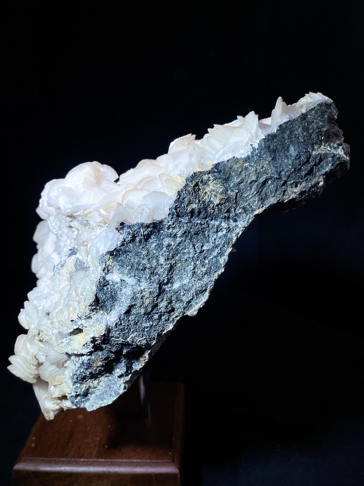 petal calcite specimen Hubei China