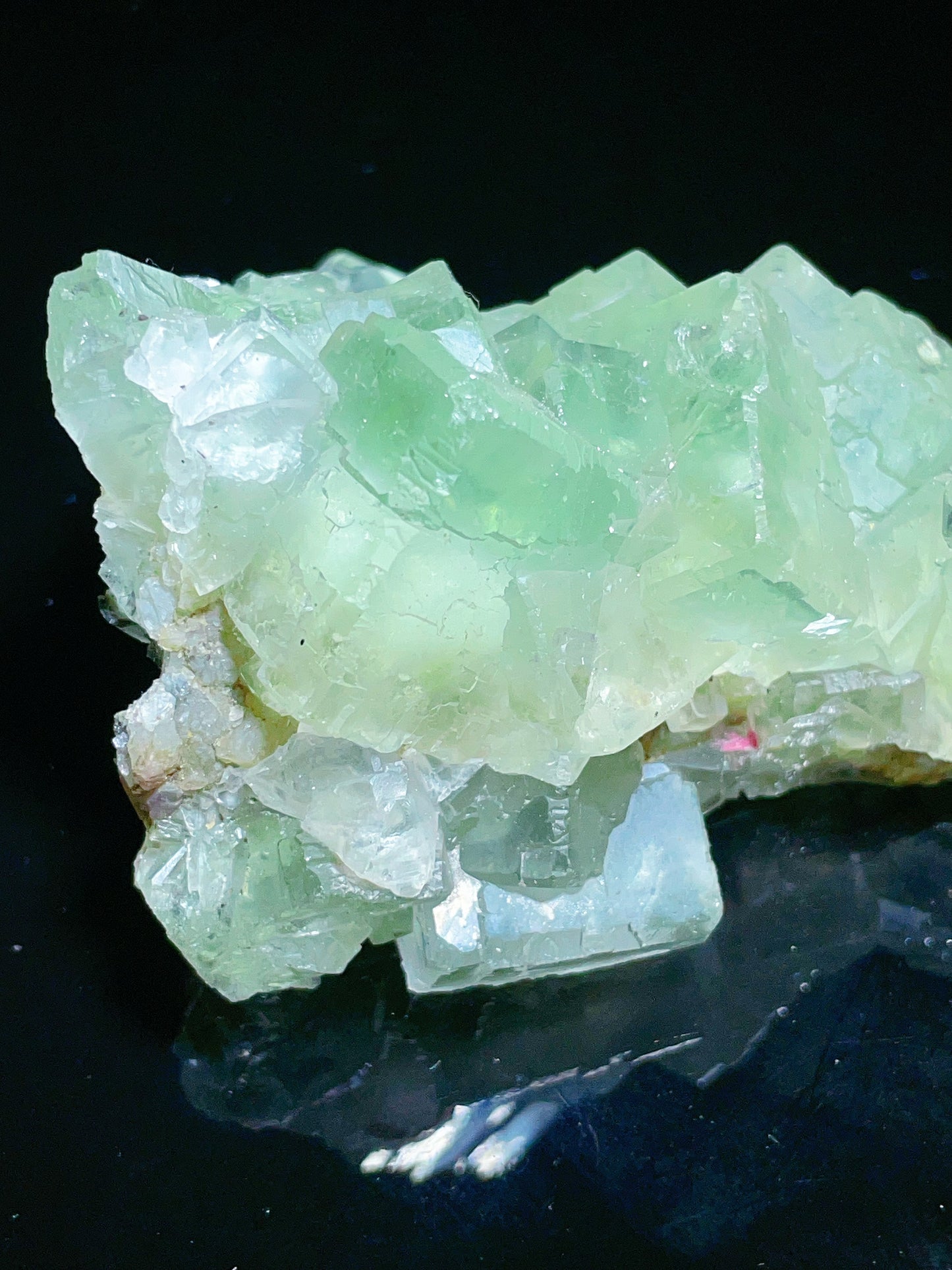 Xianghualing green fluorite specimen