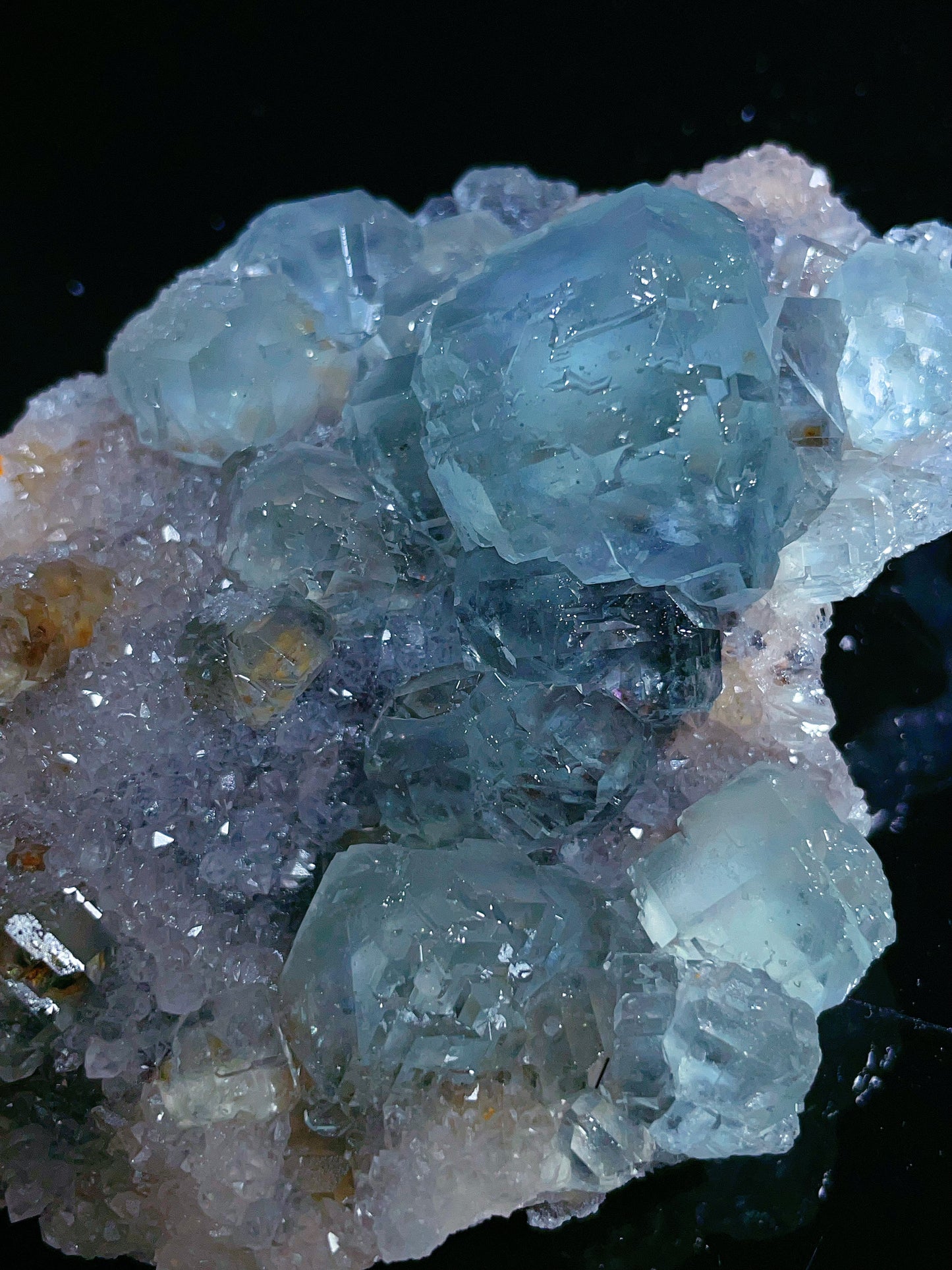 natural blue fluorite specimen originates from Fujian Province.
