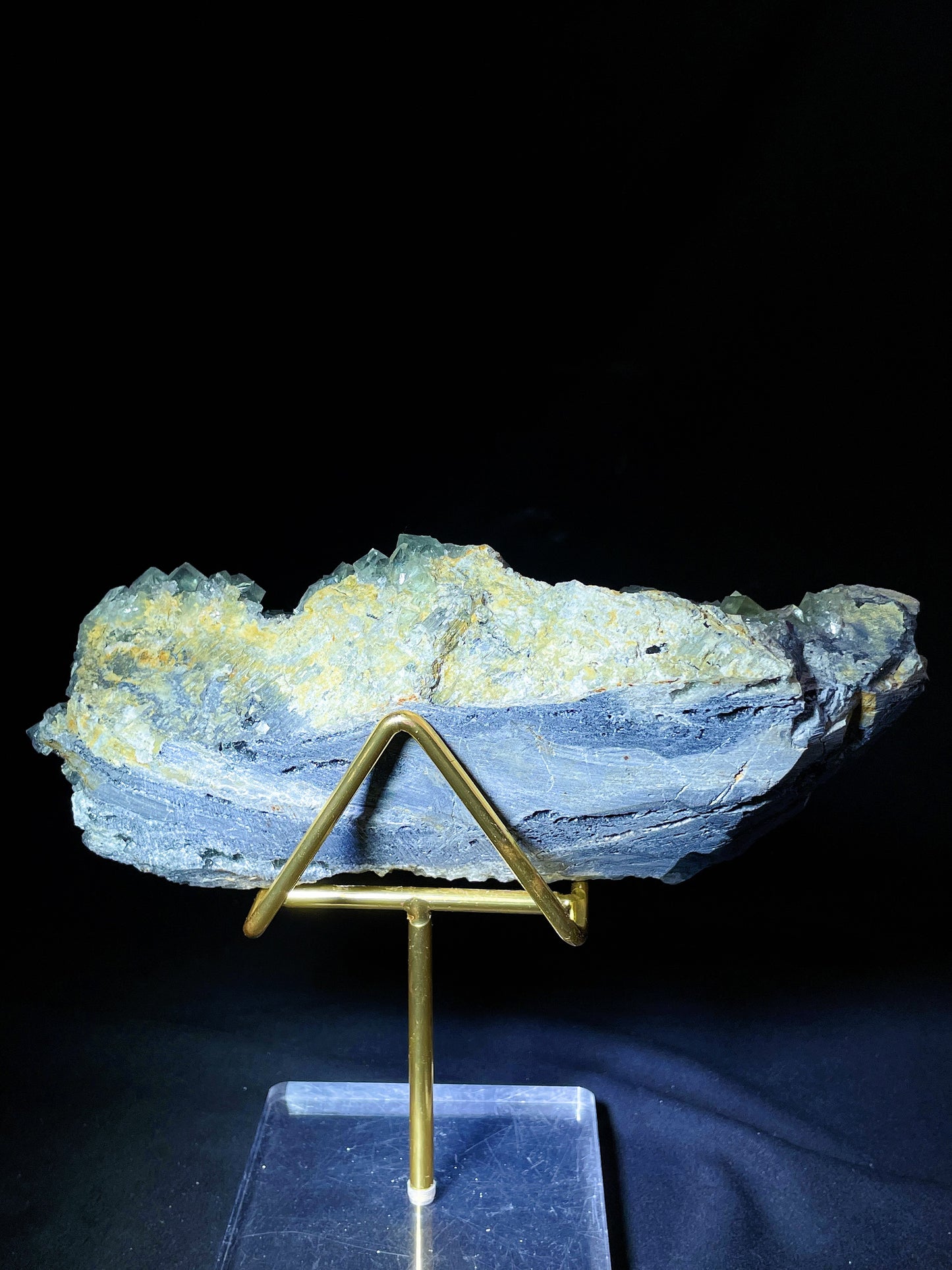 Xianghualing Green fluorite specimen